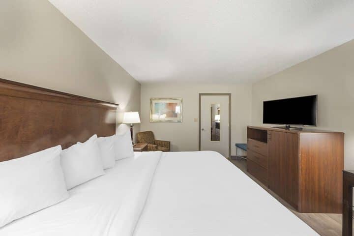 Room 8 of 28