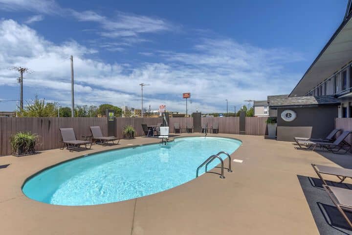 Pool 19 of 28