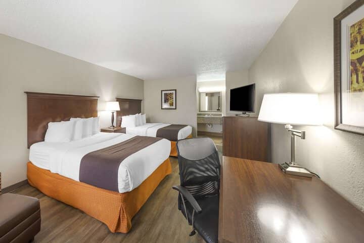 Room 11 of 28
